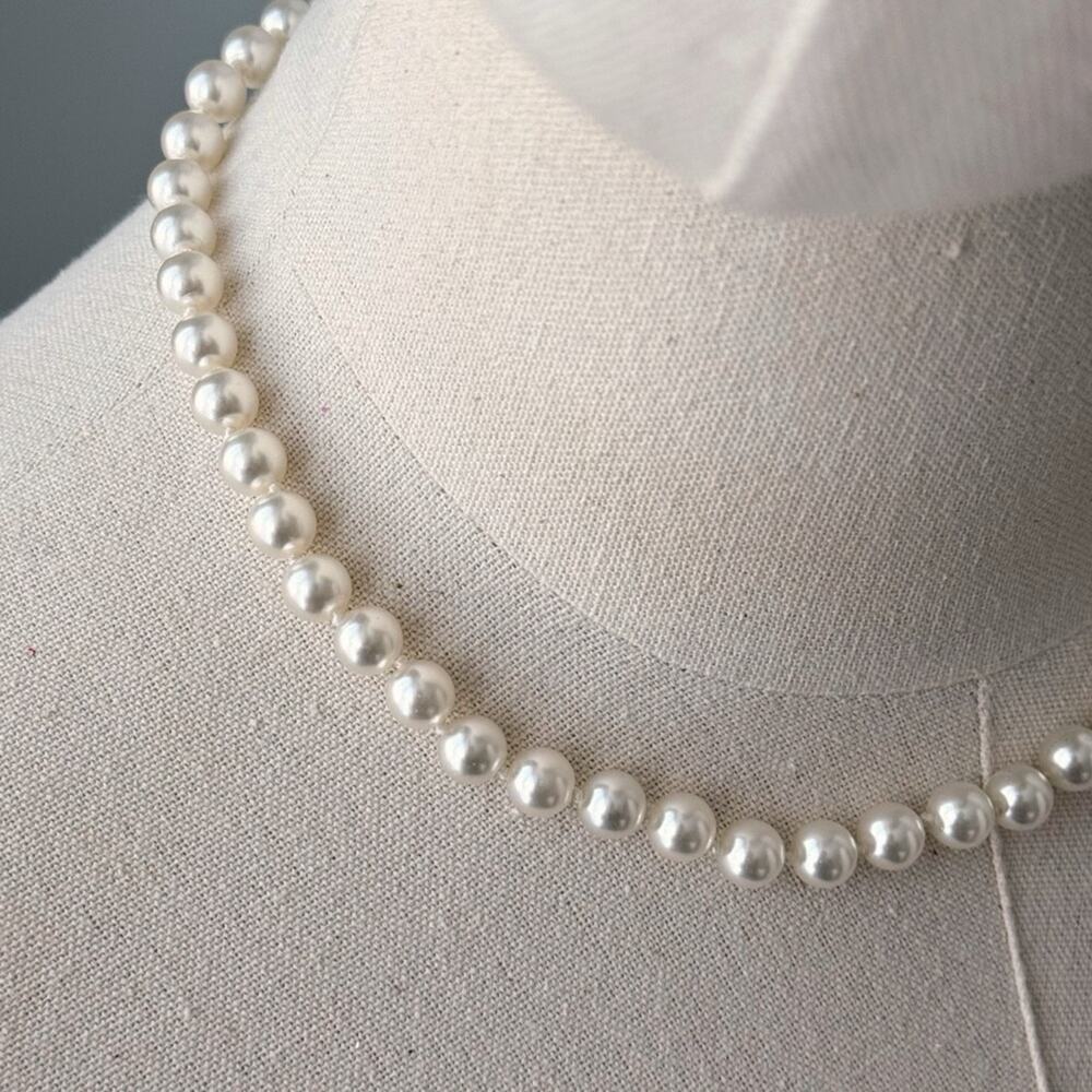Vintage Ivory White Faux Pearls Short 18” Necklace Estate Classic Timeless - Picture 2 of 5